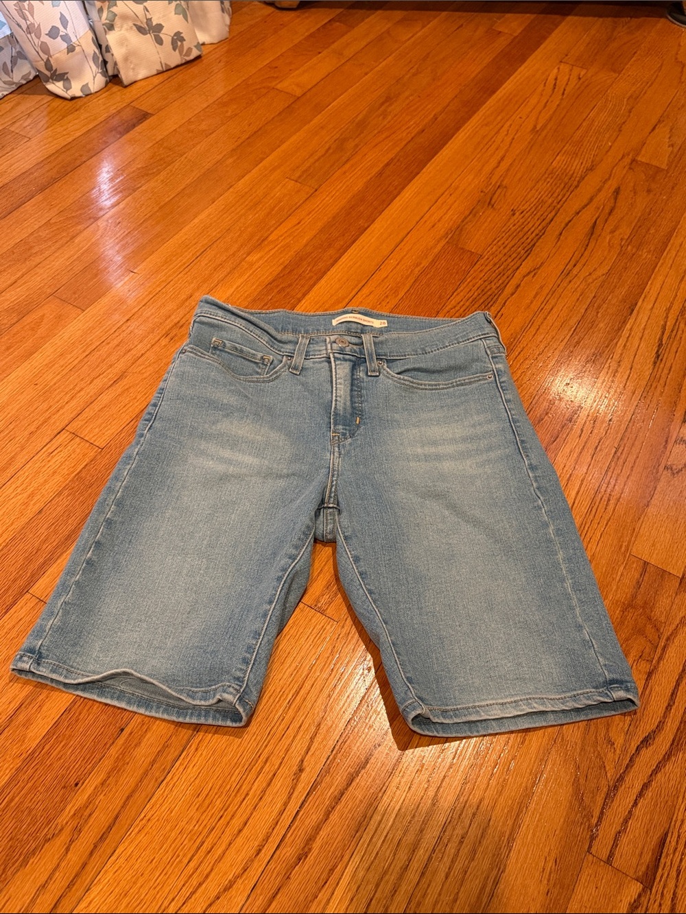 Levi shaping Bermuda shorts size 28
